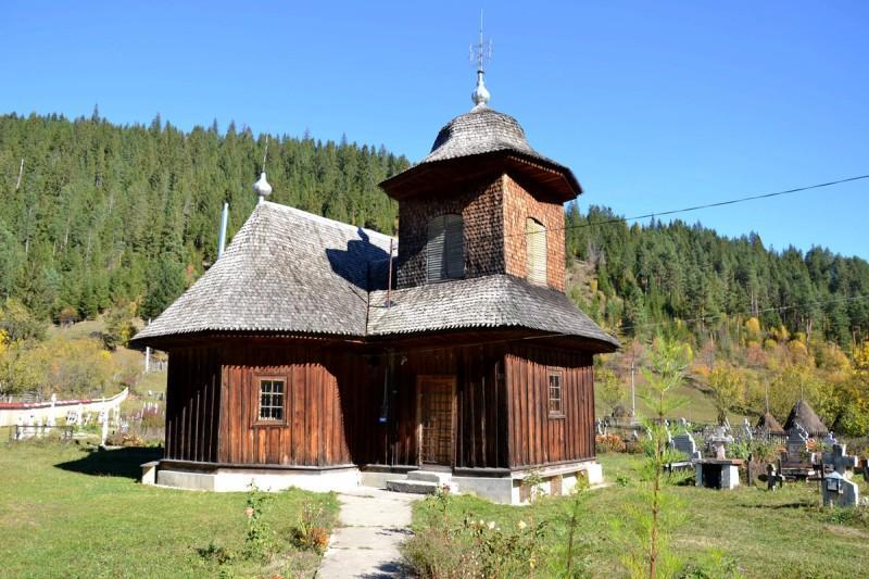 Biserica - vedere exterioară