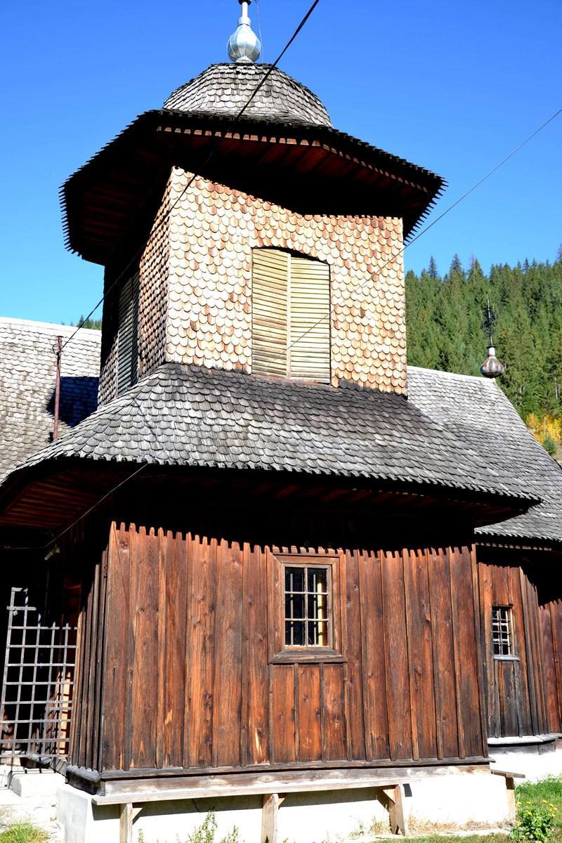 Biserica - vedere exterioară